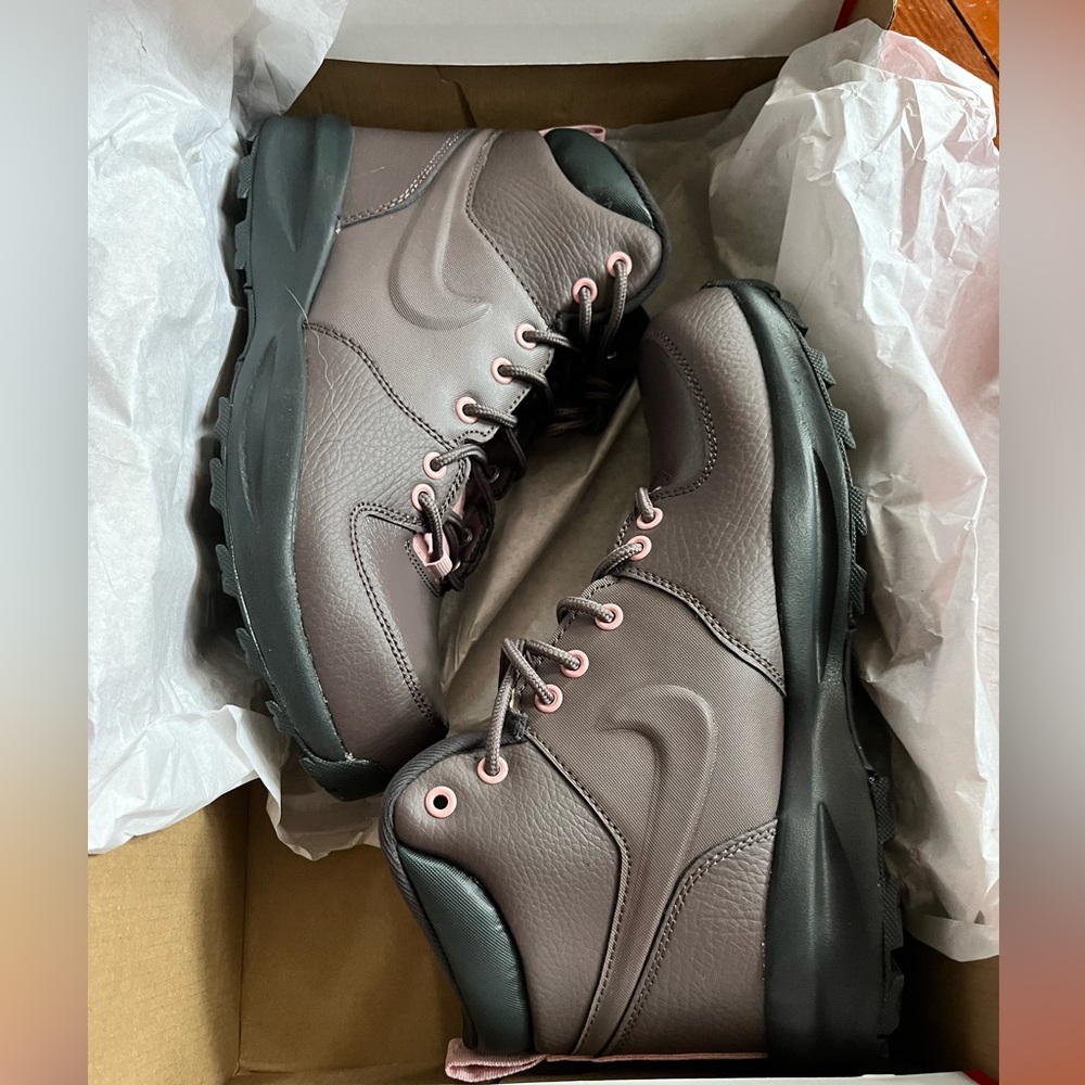 Brand new Nike Manoa leather boots